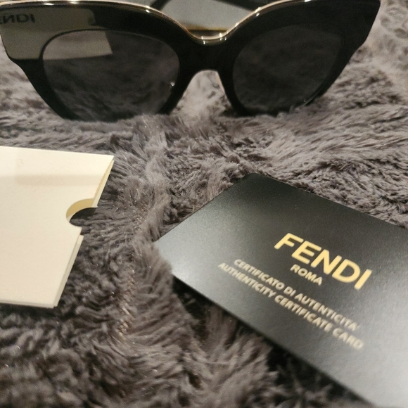 Authentic Fendi sunglasses - Picture 5 of 7